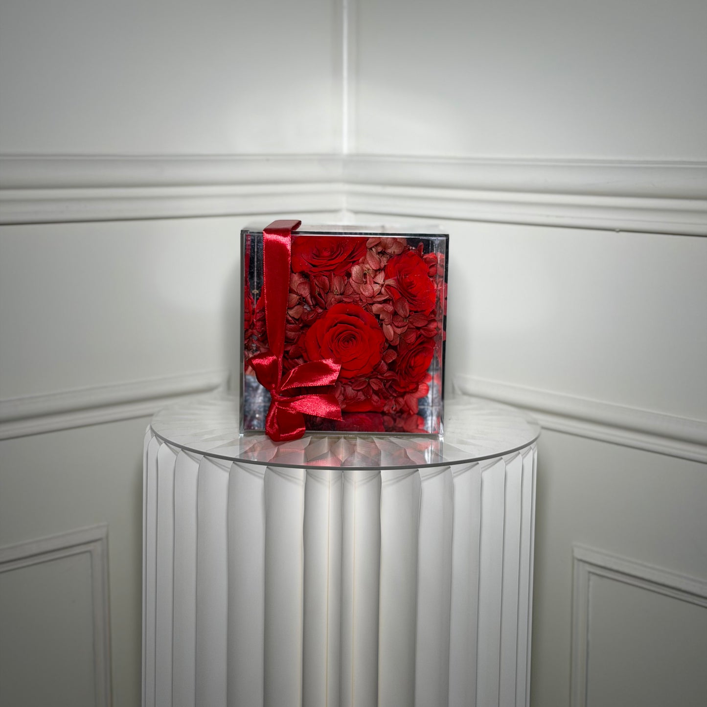 coffret carré de roses éternelles rouges avec ruban satin