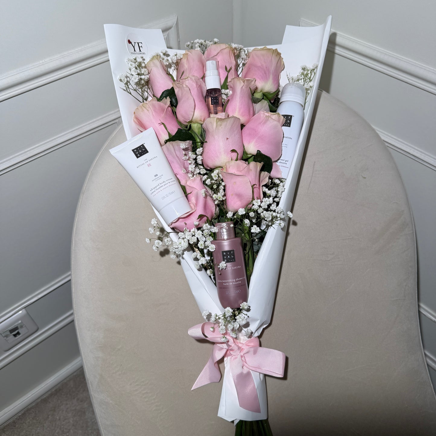 Bouquet roses roses avec coffret Rituals cadeau femme Your Flowers