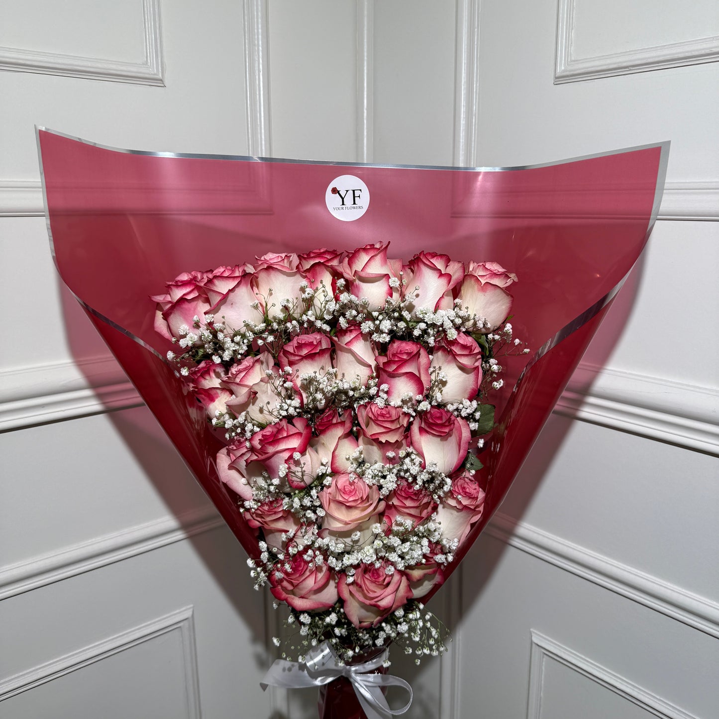 Bouquet triomphe roses roses et gypsophile emballage rose Your Flowers