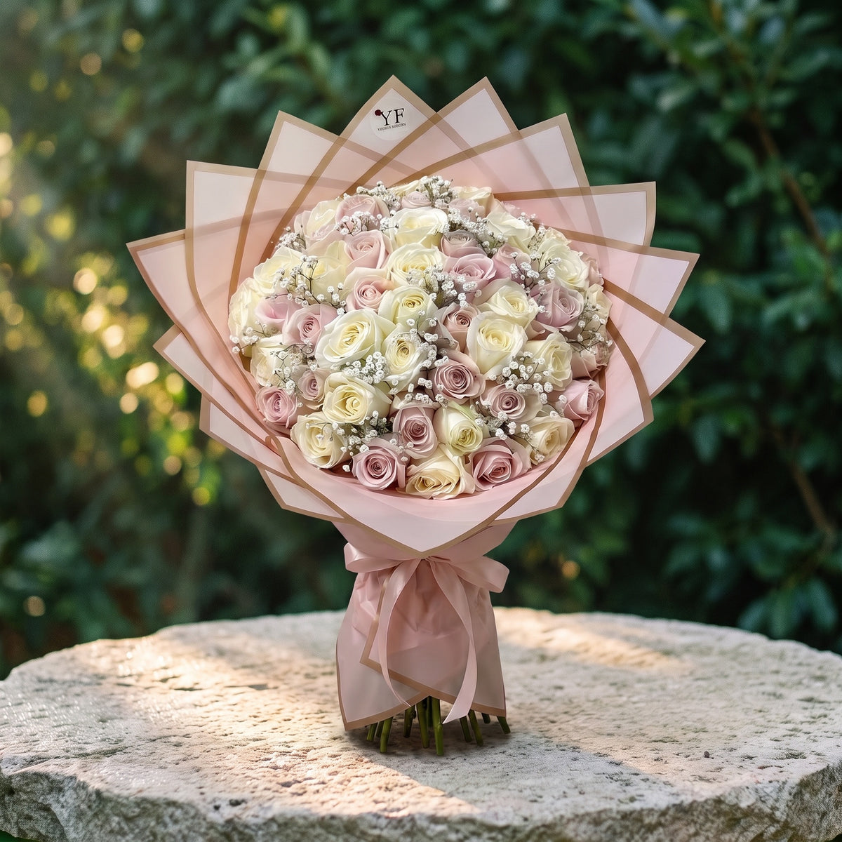 Bouquet Ambre, en situation, posé dans un décor naturel