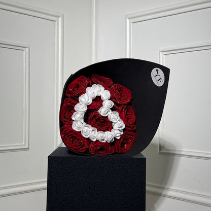 Bouquet Deluxe en roses fraîches premium avec motif central blanc, création florale haut de gamme – Your Flowers