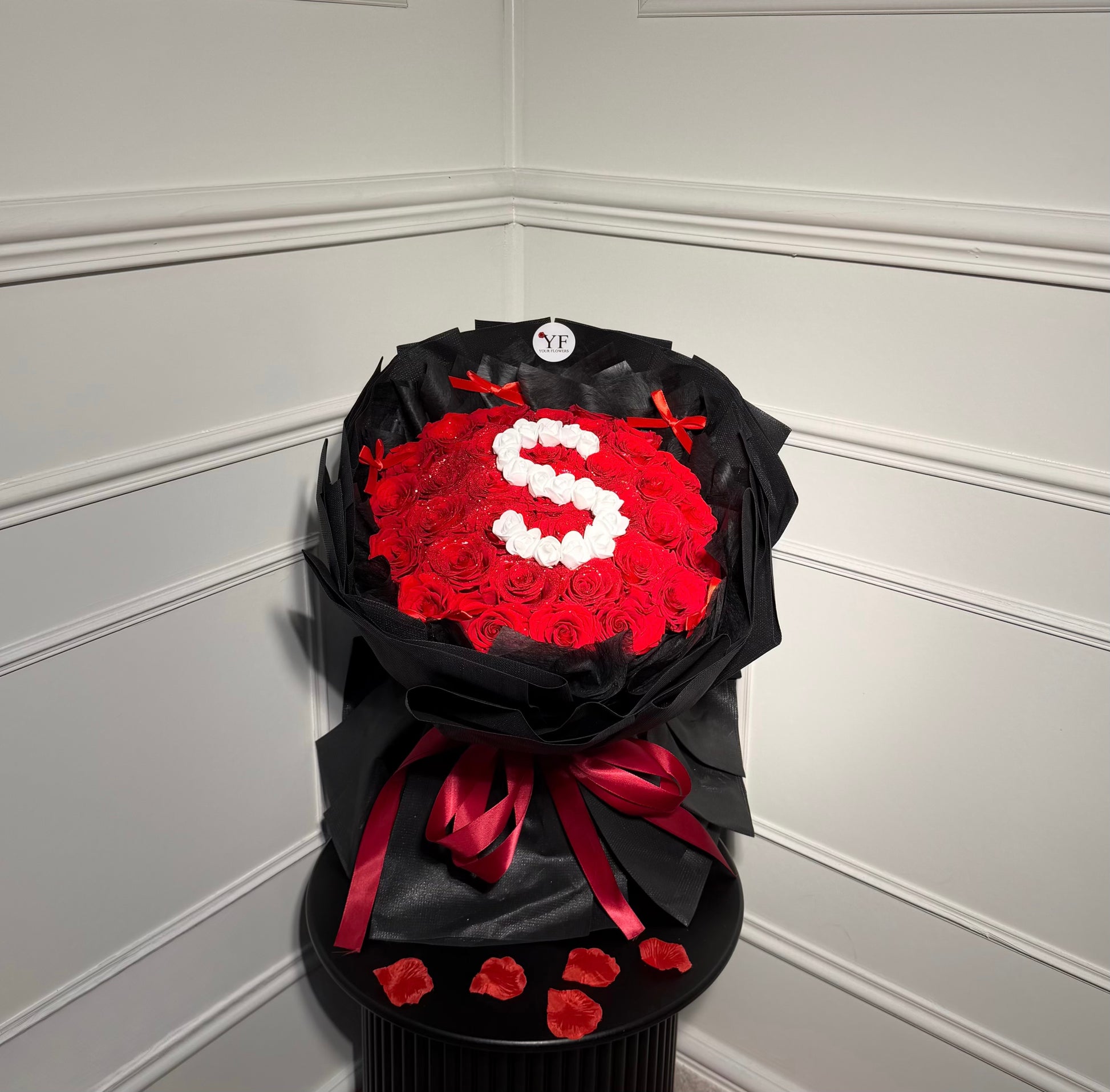 Gros plan sur les roses rouges fraîches du Bouquet Sensation – fleuriste Your Flowers