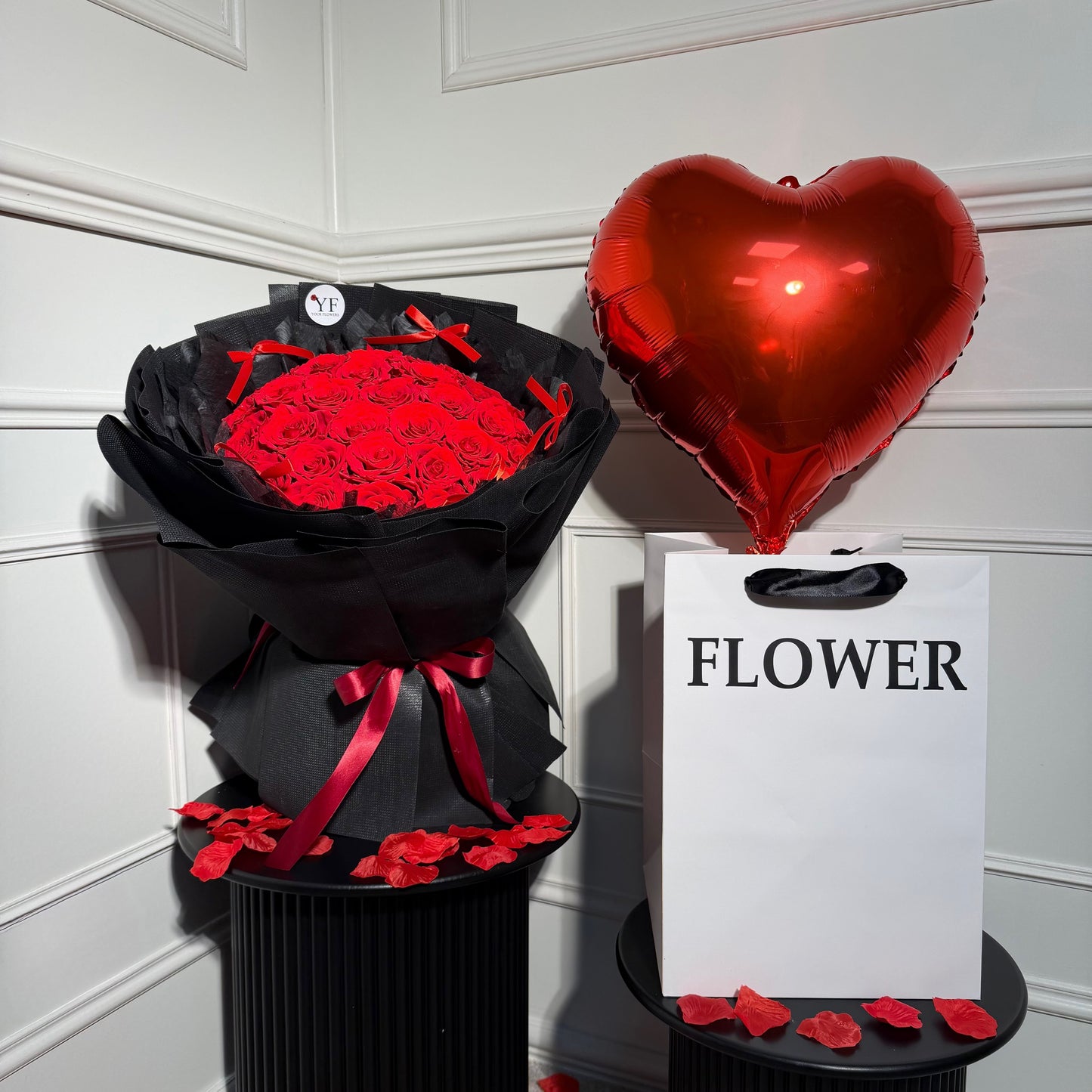 Bouquet de roses rouges élégant avec ruban satiné et carte Your Flowers
