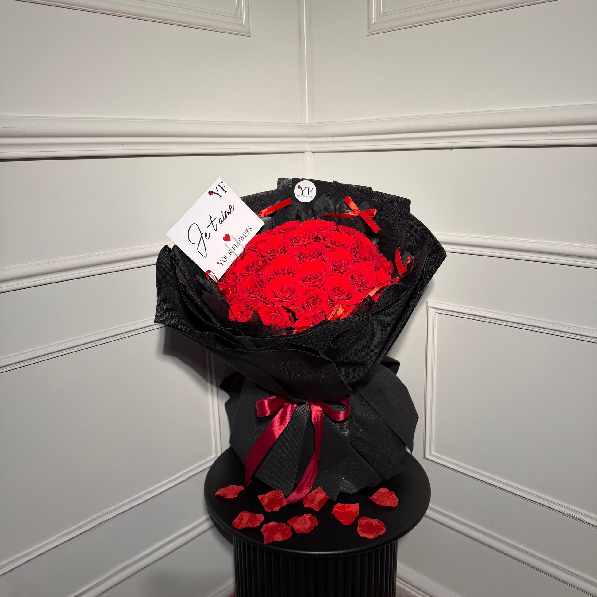 Bouquet Sensation composé de roses rouges fraîches avec emballage noir élégant – Your Flowers