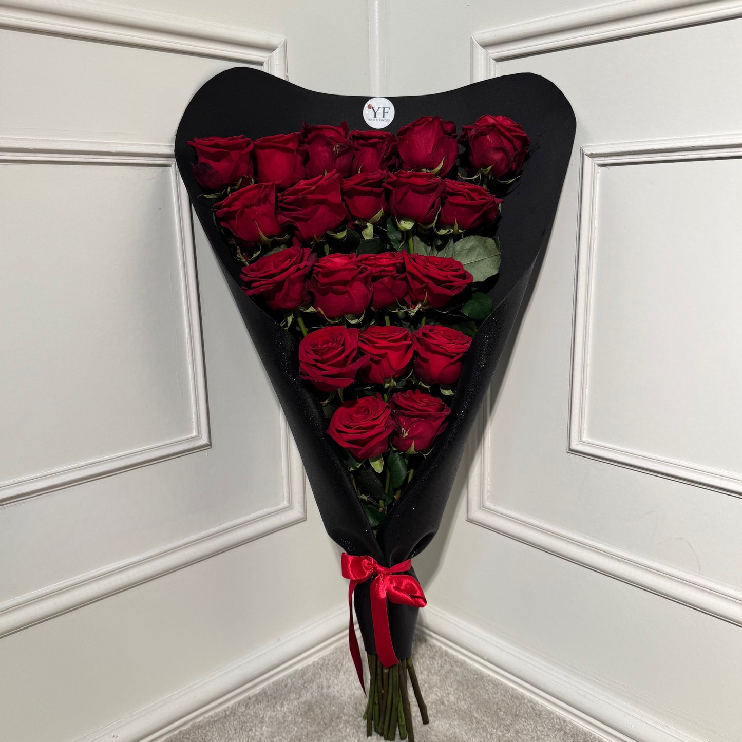 Bouquet Triomphe composé de 20 roses fraîches premium, création florale élégante – Your Flowers