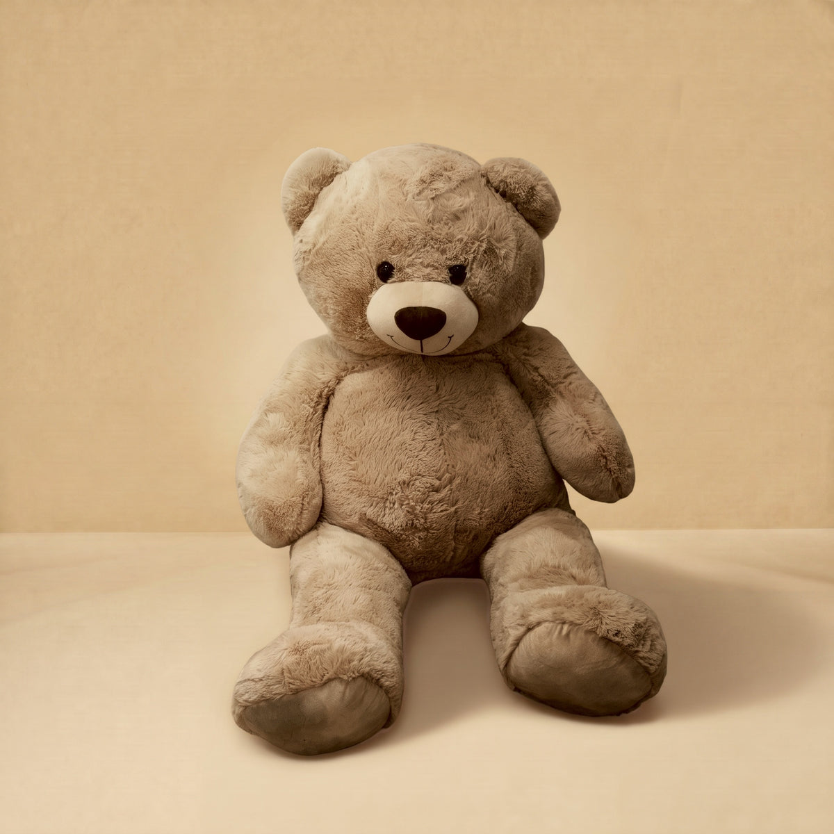 Charle Mr Smith 1 m 30, beige, seul sur fond studio