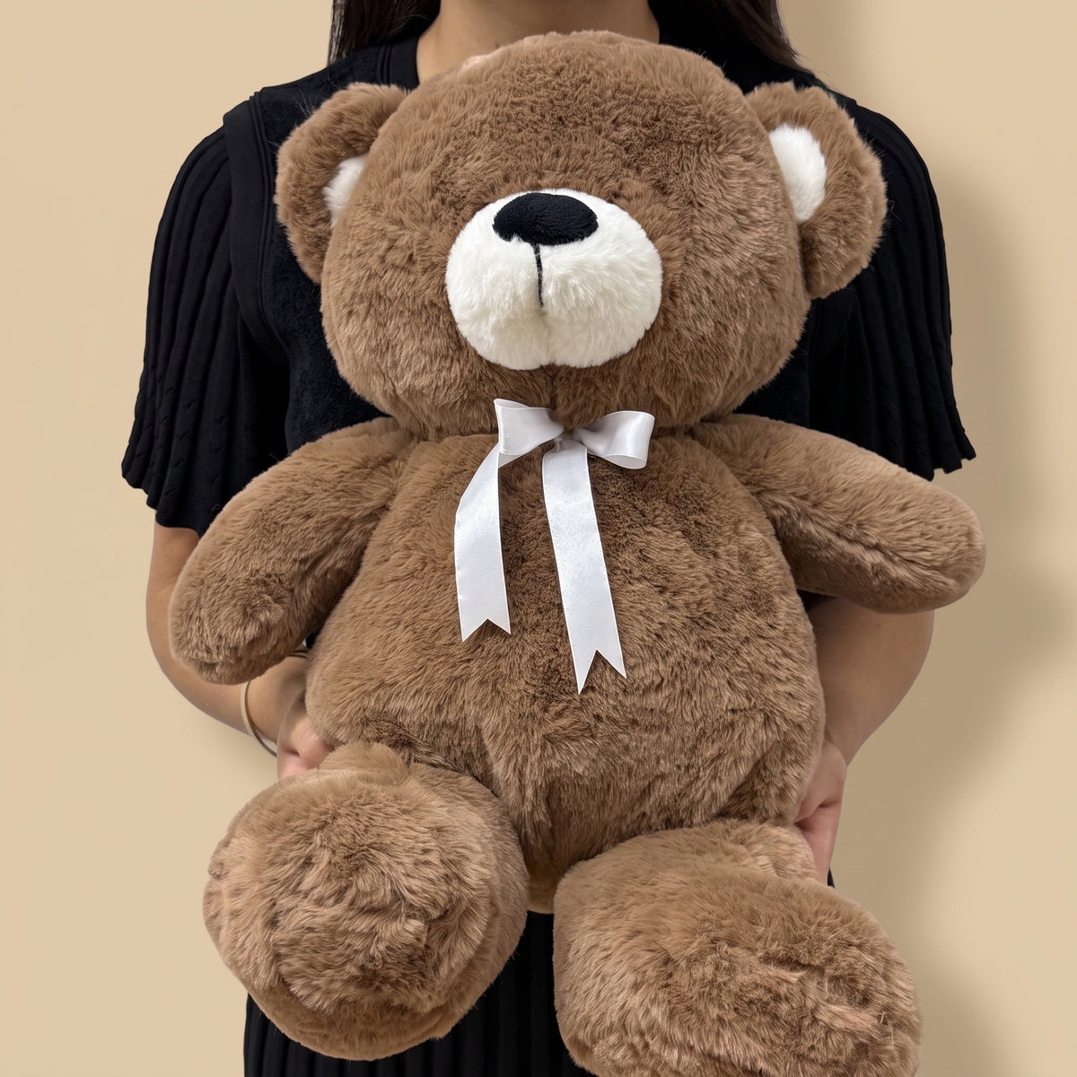 Charle Oursy junior, marron, porté par notre fleuriste