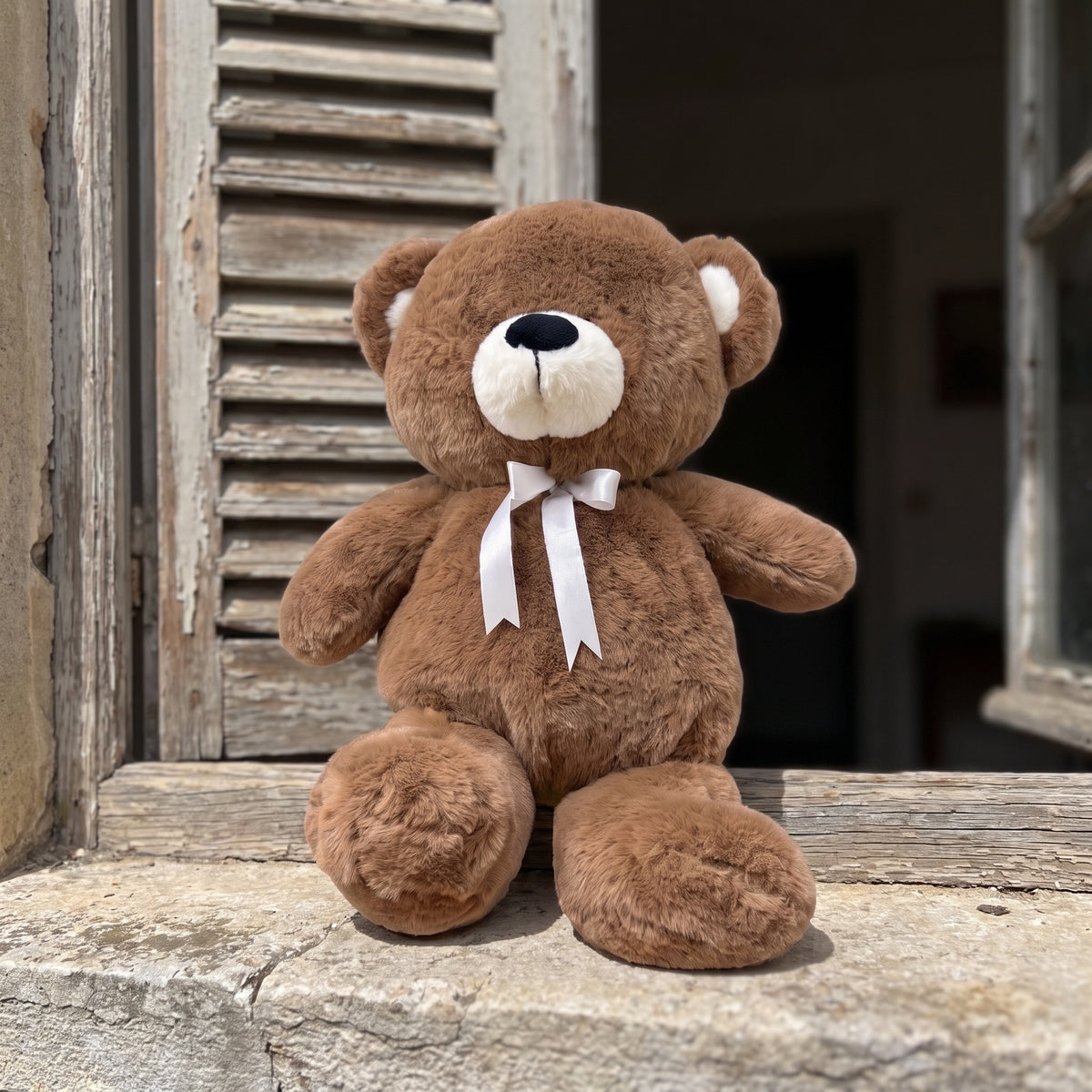 Charle Oursy junior, marron, posé dans un décor naturel