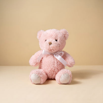 Charle Petit Ours pink, seul sur fond studio