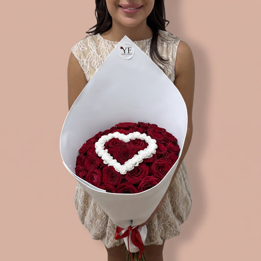 Bouquet Cœur, porté par notre fleuriste