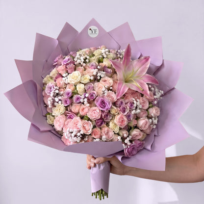Bouquet Comtesse, tenu à la main