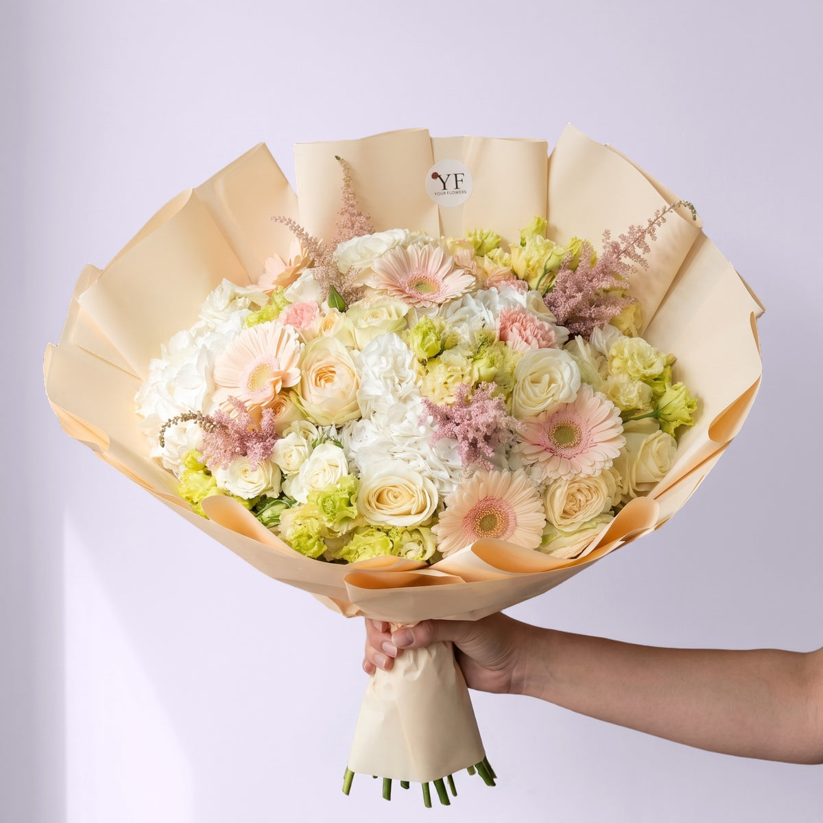 Bouquet Douceur de Printemps, tenu à la main