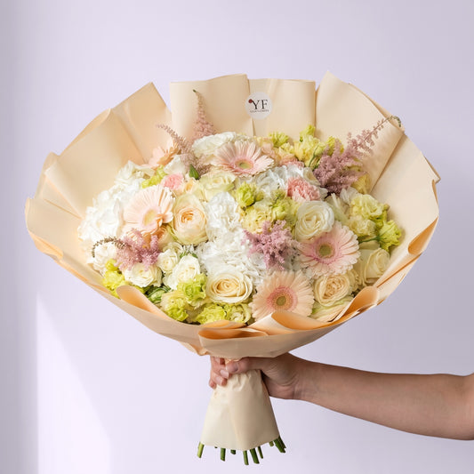 Bouquet Douceur de Printemps, tenu à la main