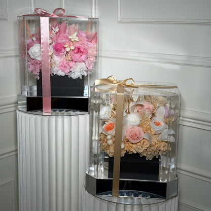 coffret fleurs eternelles beige et rose sous plexiglas