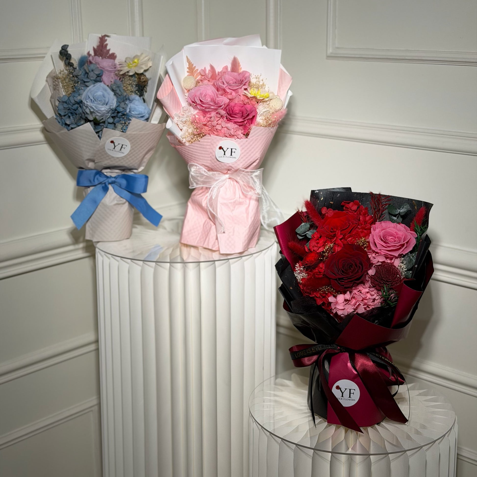 bouquet roses eternelles rose pastel bleu et rouge