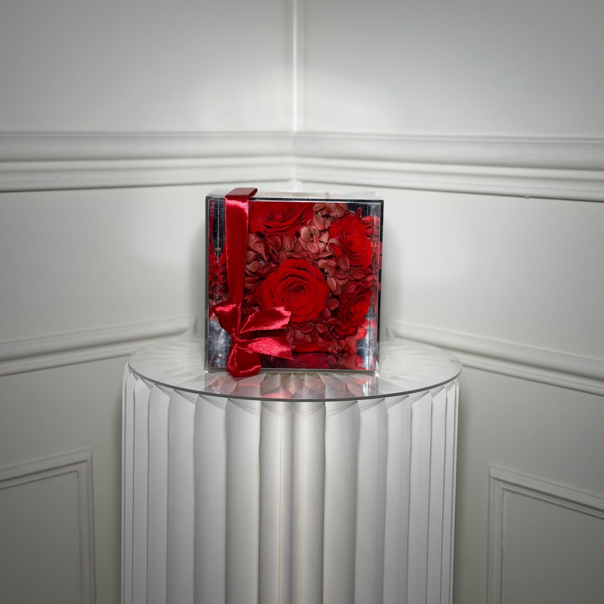 coffret carré de roses éternelles rouges avec ruban satin