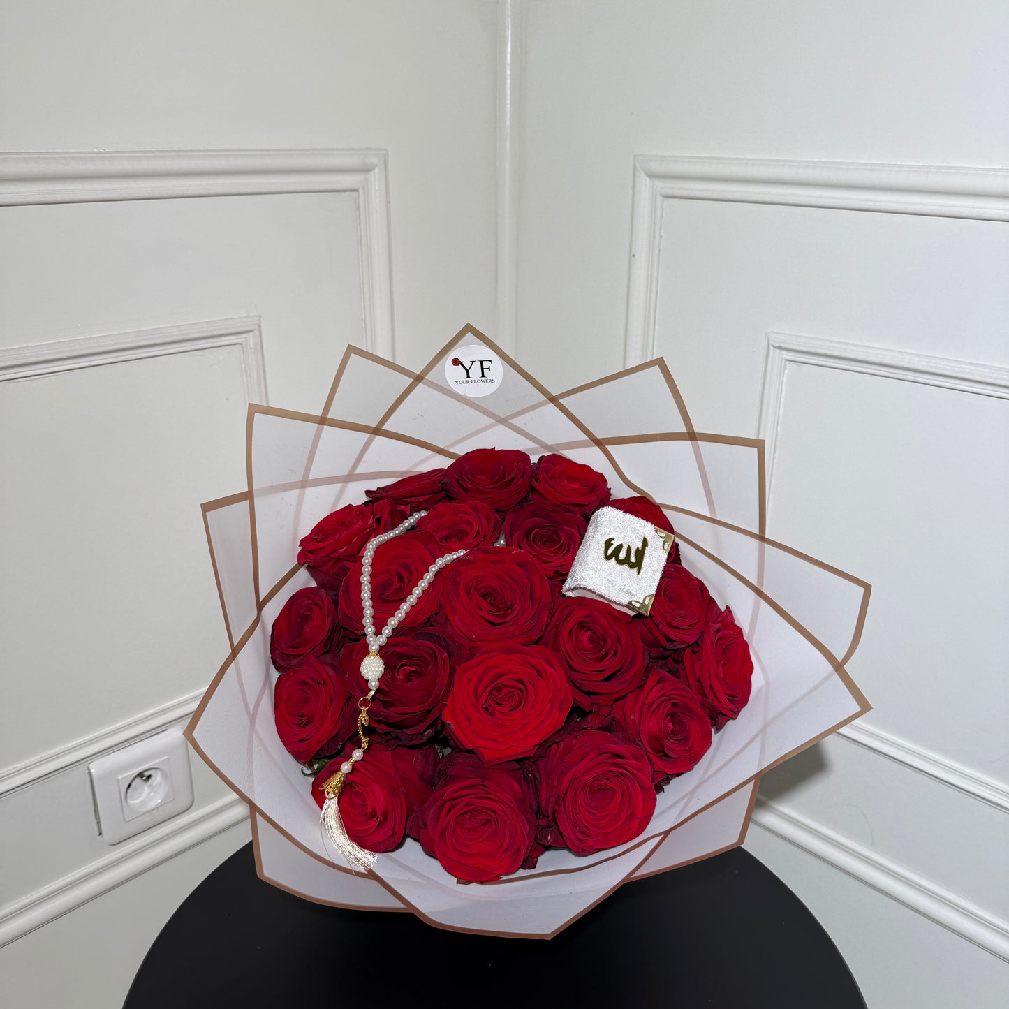 Détail roses rouges avec chapelet et Coran cadeau Ramadan
