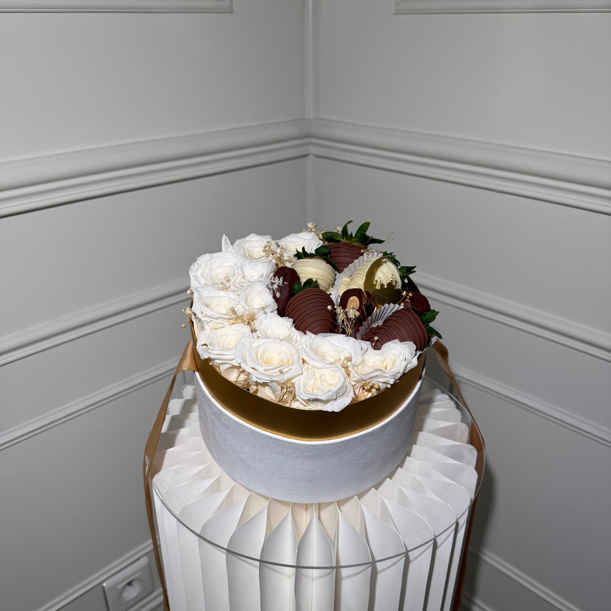Détail coffret Eid avec fraises chocolat et roses éternelles