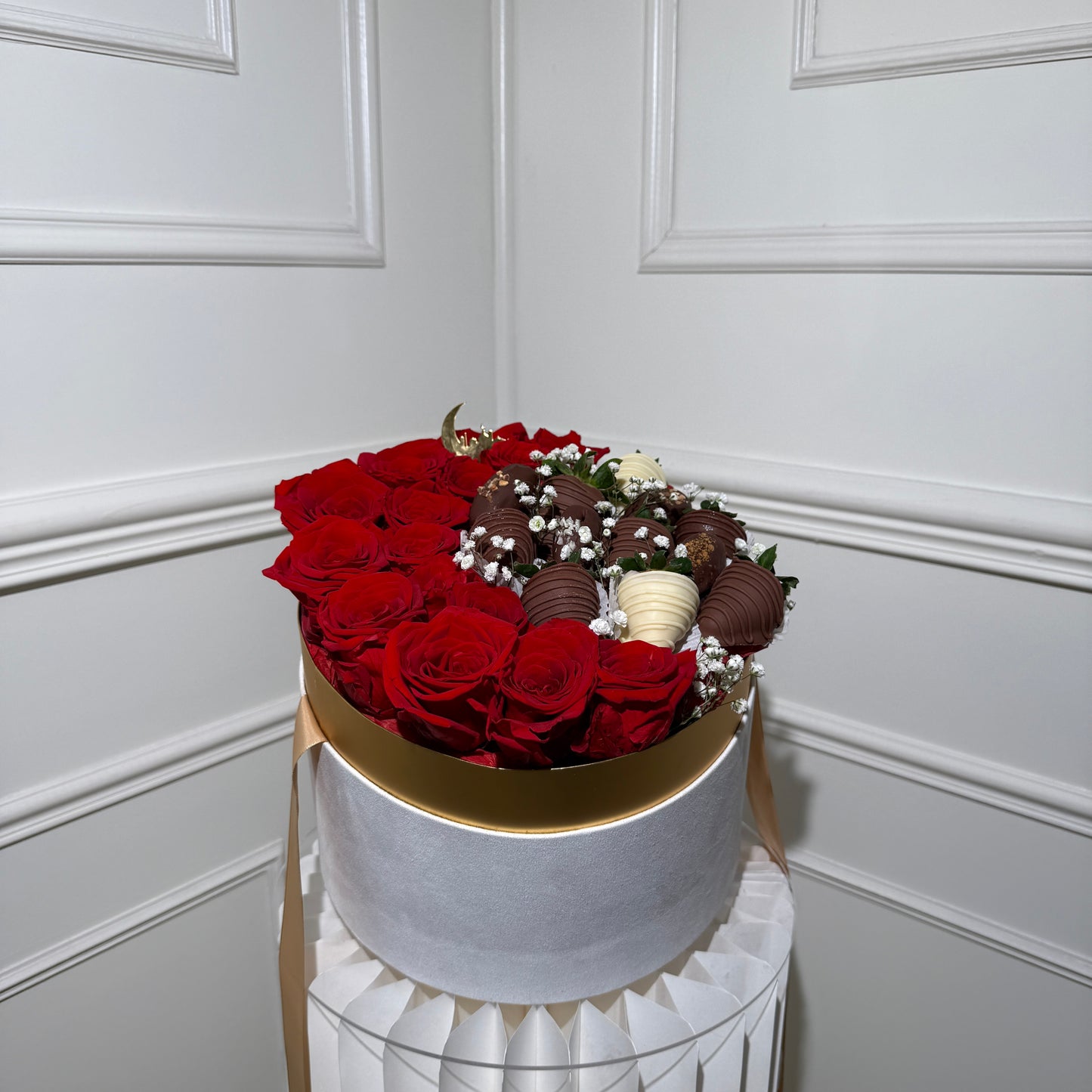 Détail grand coffret Eid avec fraises chocolat et roses éternelles