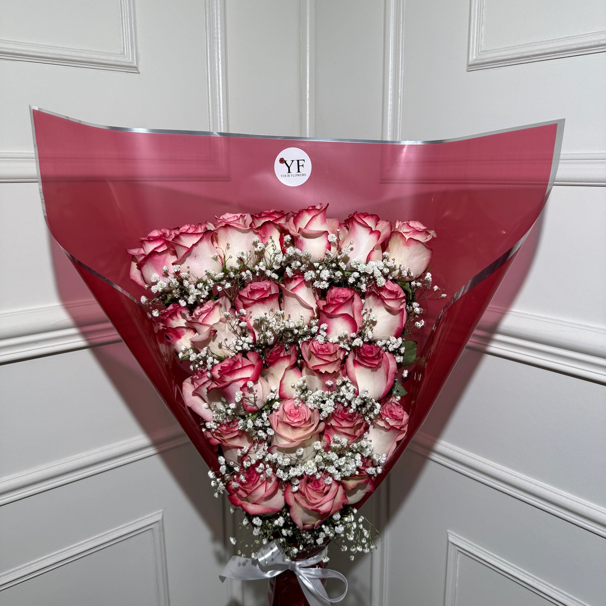 Bouquet triomphe roses roses et gypsophile emballage rose Your Flowers
