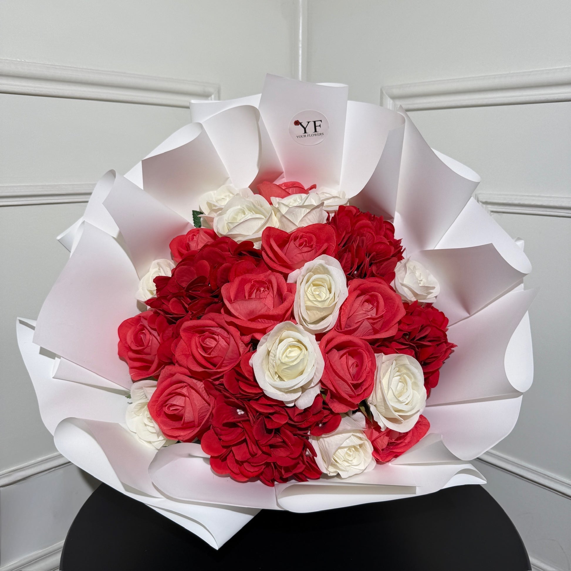 bouquet roses artificielles rouge et blanc romantique your flowers