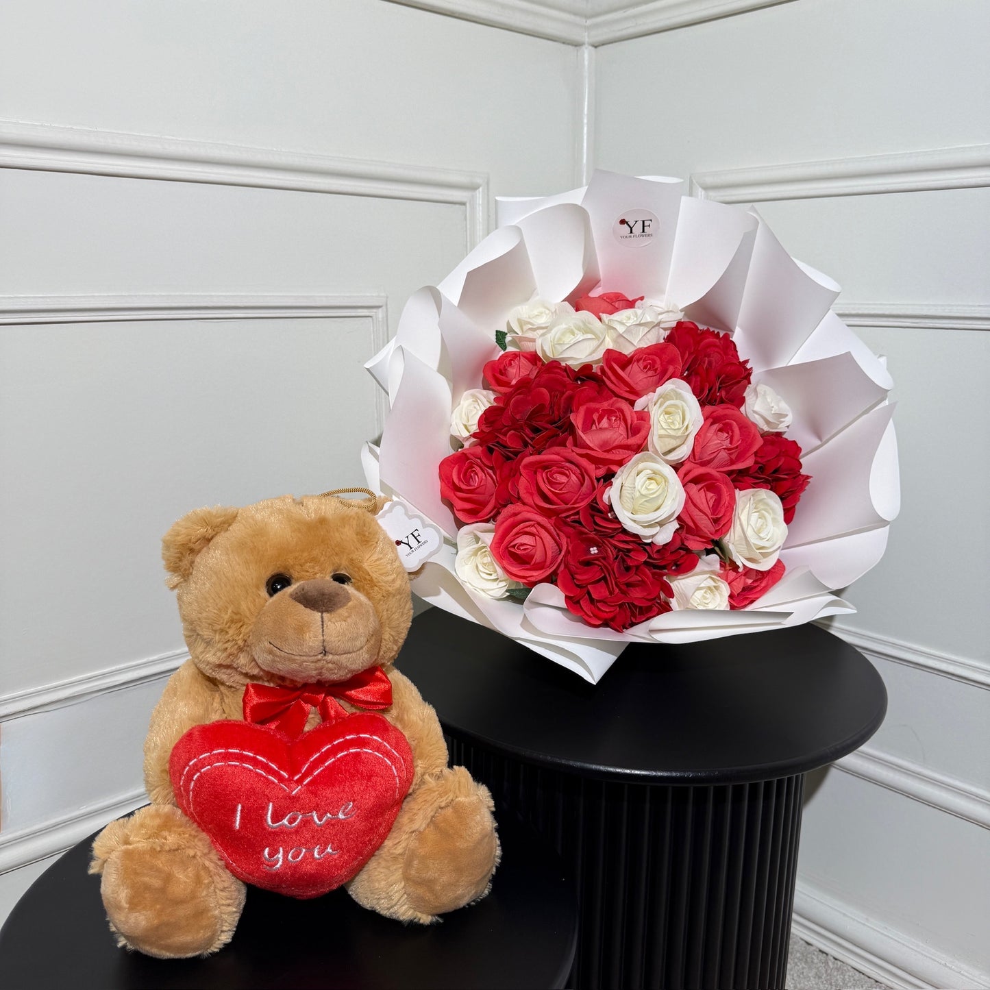 nounours marron i love you avec bouquet roses artificielles rouge et blanc your flowers