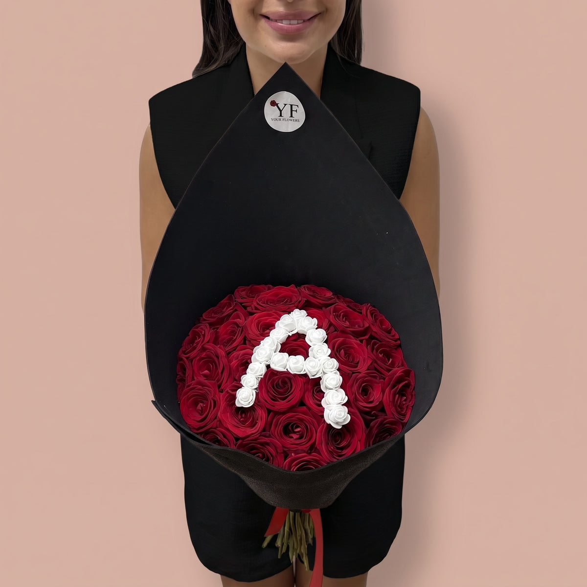 Bouquet Initiale, porté par notre fleuriste