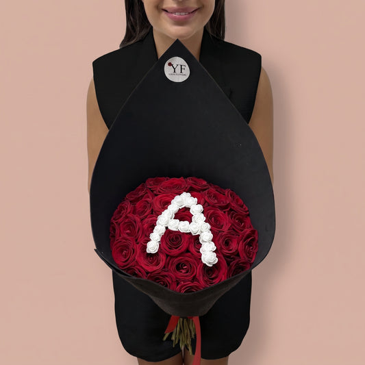 Bouquet Initiale, porté par notre fleuriste