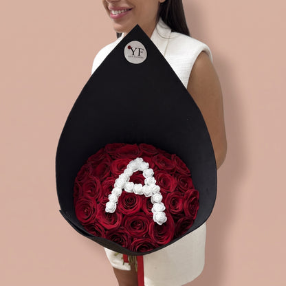 Bouquet Initiale, vu de trois quarts
