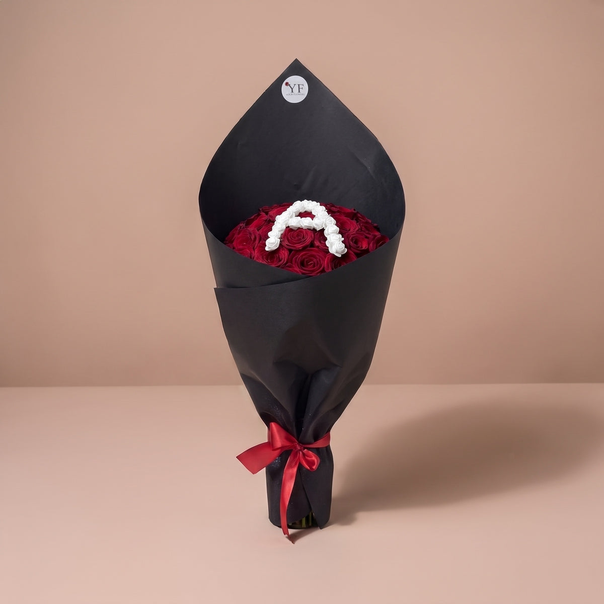 Bouquet Initiale, seul sur fond studio