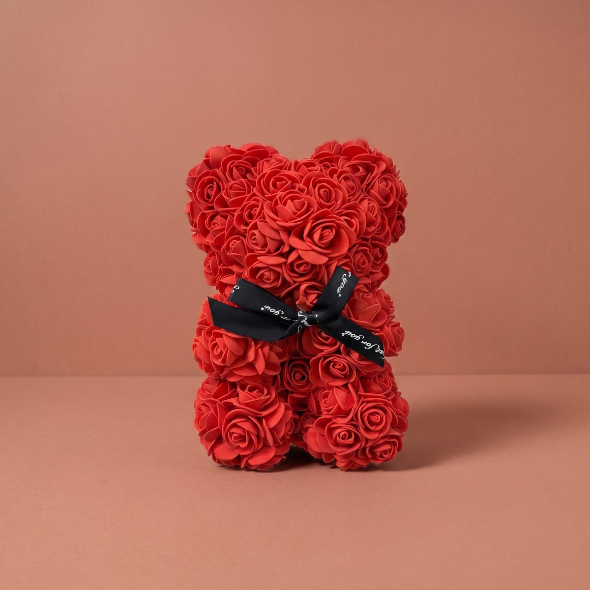 Little Ours en fleurs, seul sur fond studio