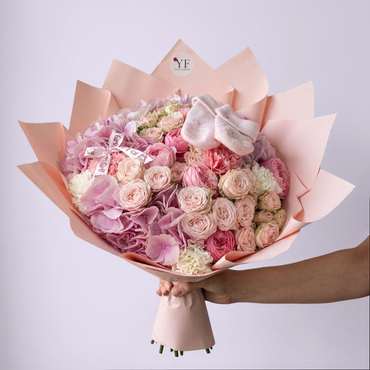 Bouquet Naissance Baby Pink, tenu à la main