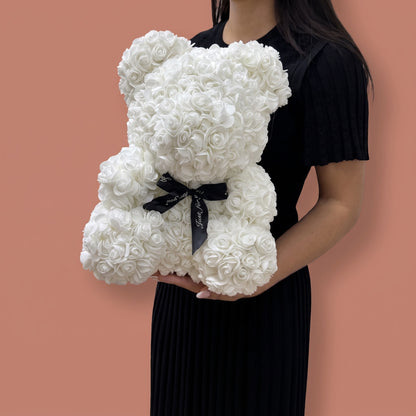 Ours en fleurs, blanc, vu de trois quarts