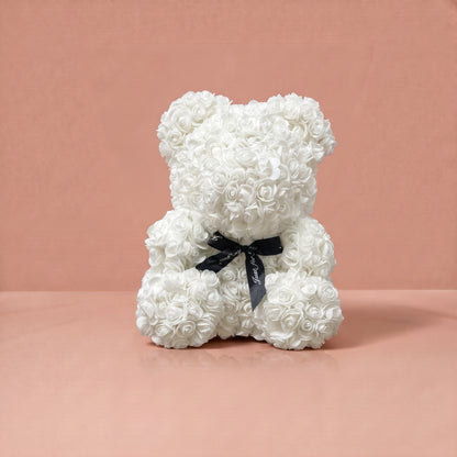 Ours en fleurs, blanc, seul sur fond studio
