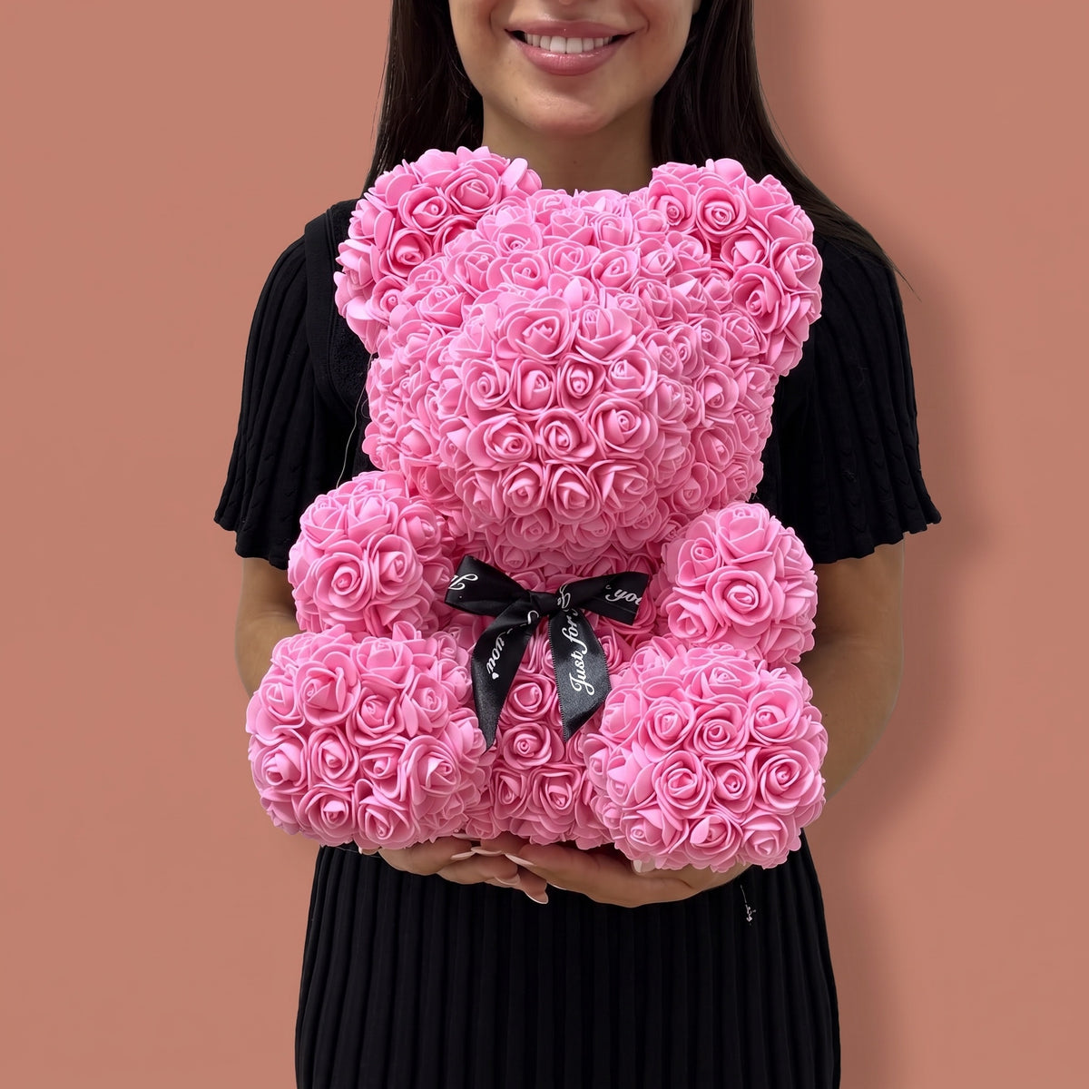 Ours en fleurs, rose, porté par notre fleuriste
