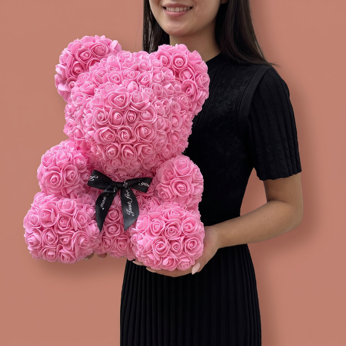 Ours en fleurs, rose, vu de trois quarts