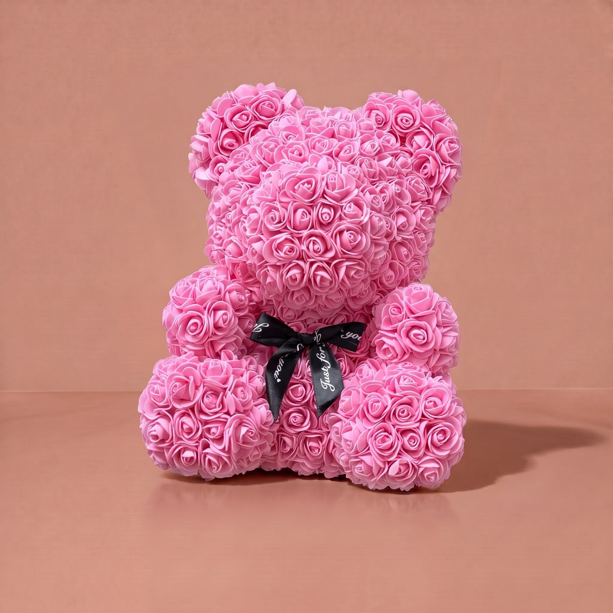Ours en fleurs, rose, seul sur fond studio