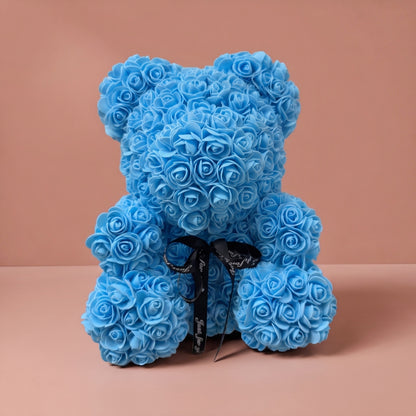 Ours en fleurs, bleu, seul sur fond studio