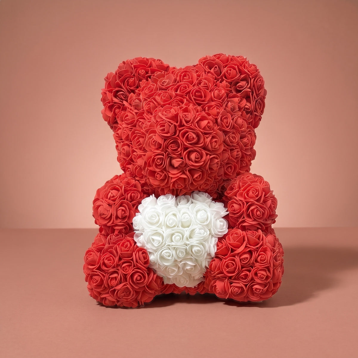 Ours en fleurs, rouge, seul sur fond studio