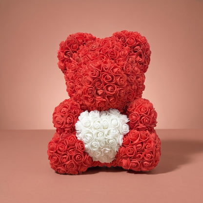 Ours en fleurs, rouge, seul sur fond studio