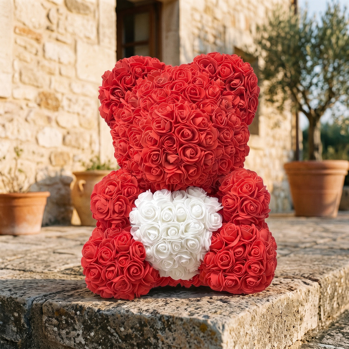 Ours en fleurs, rouge, posé dans un décor naturel