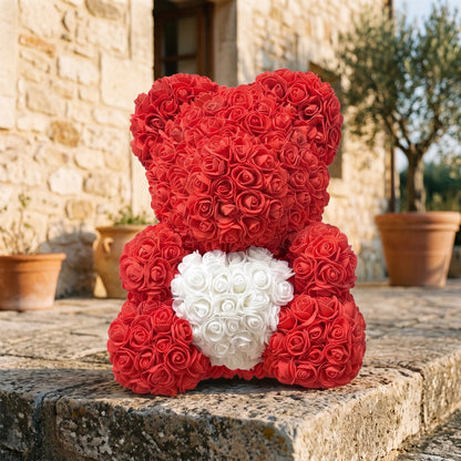 Ours en fleurs, rouge, posé dans un décor naturel