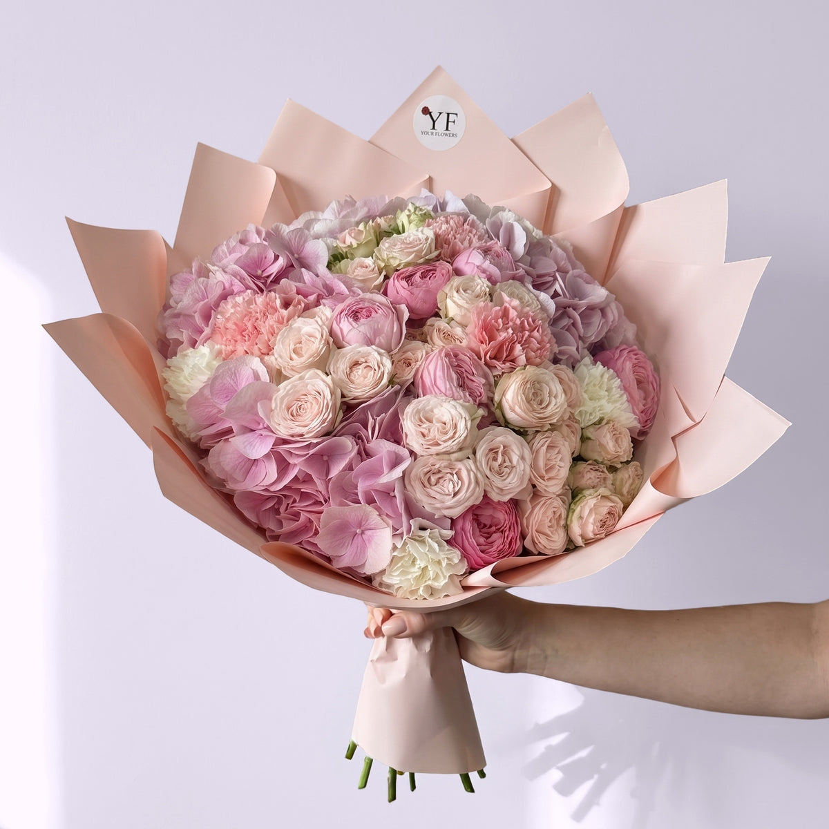 Bouquet Rosée d'Amour, tenu à la main