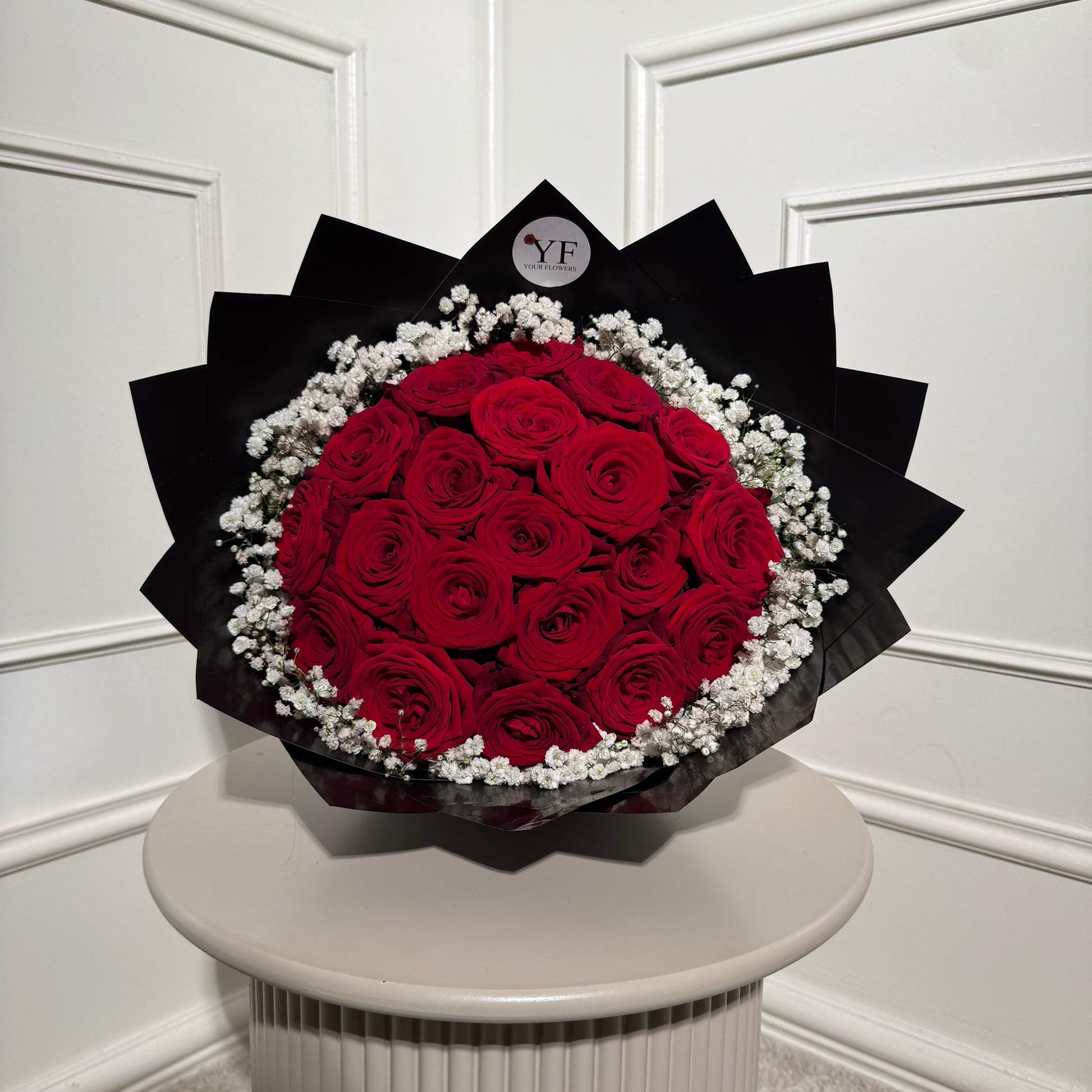 Bouquet roses rouges fraîches emballage noir luxe Your Flowers
