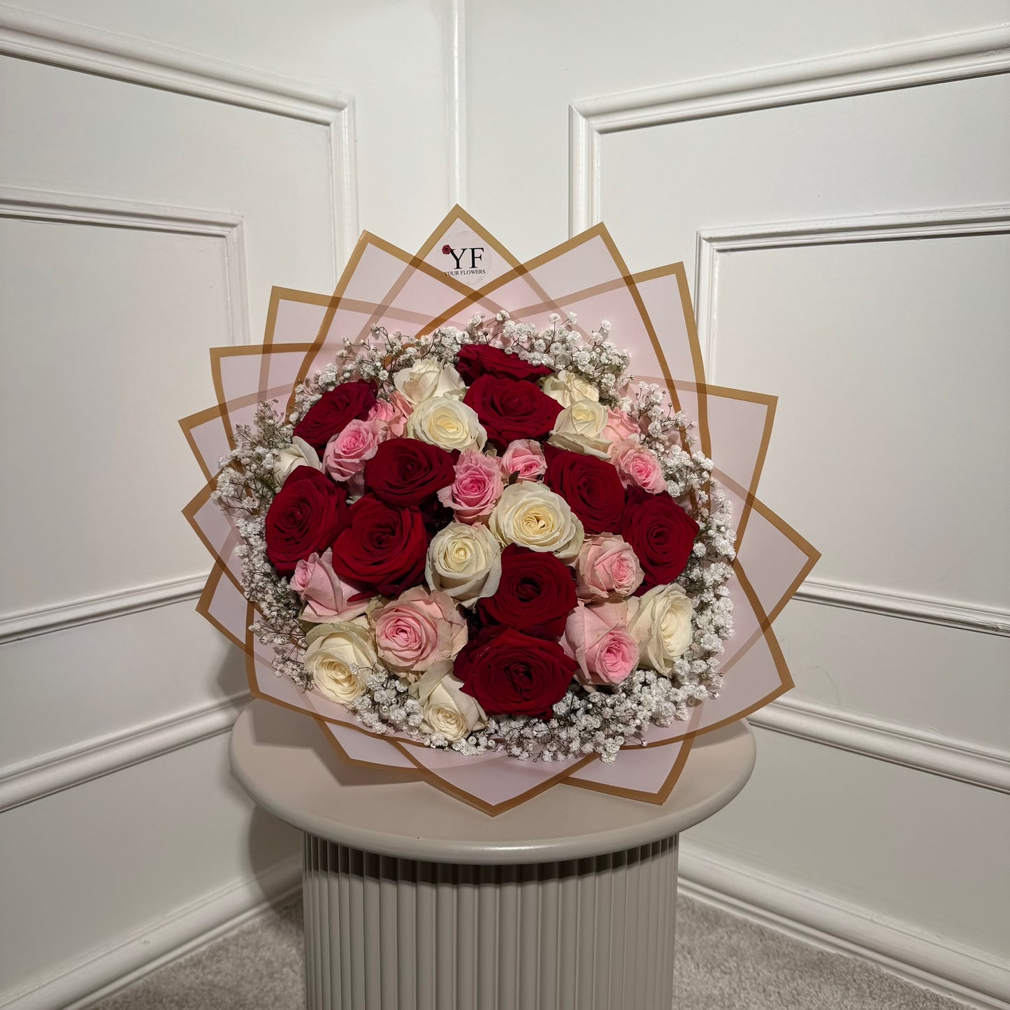 Bouquet composé roses rouges roses blanches emballage rose Your Flowers