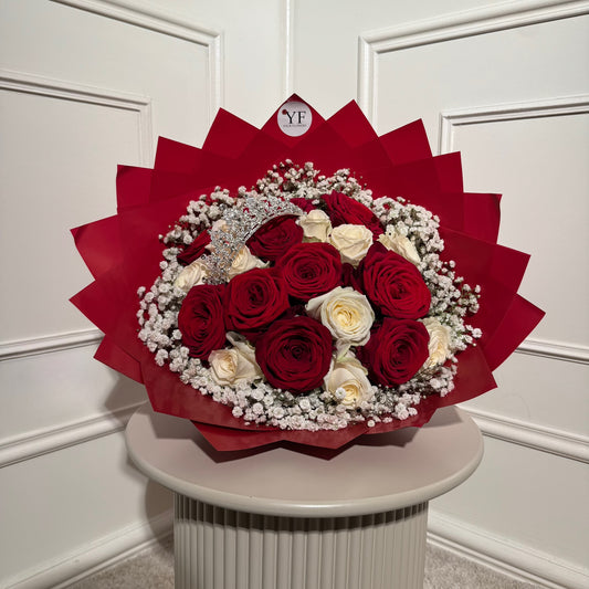 Bouquet roses rouges blanches avec couronne luxe Your Flowers