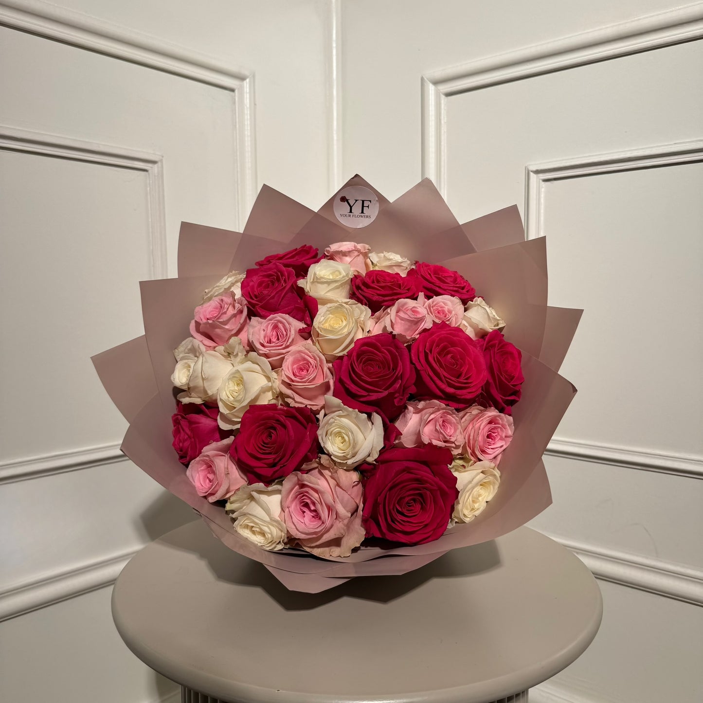 Bouquet roses rouges roses blanches emballage nude Your Flowers