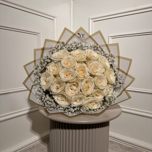 Bouquet de roses blanches fraîches emballage doré Your Flowers