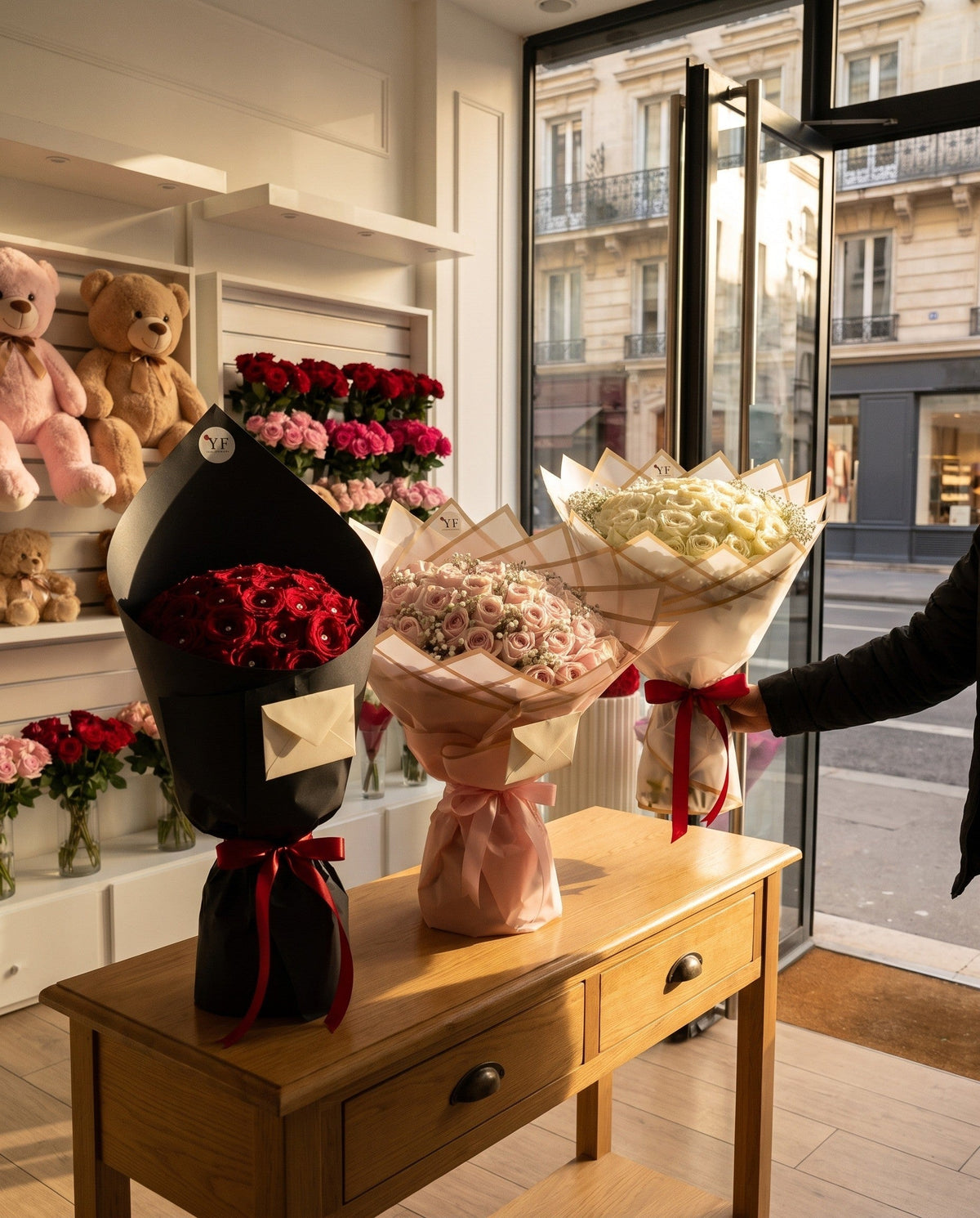 Trois bouquets Your Flowers prêts à partir en livraison sur la console de la boutique, carte glissée dans chacun