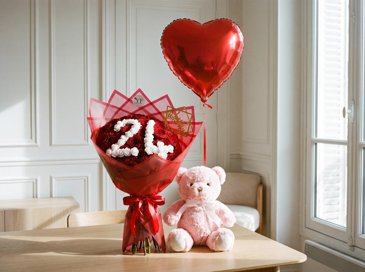 Un bouquet Birthday de roses rouges avec un âge en roses blanches, un nounours rose et un ballon cœur